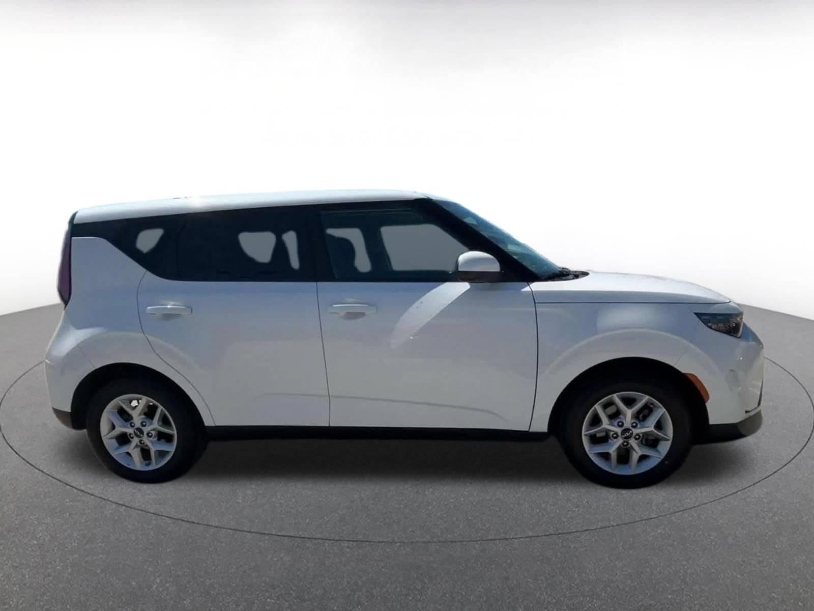 Used 2025 Kia Soul LX w/ LX Technology Package FWD image 15
