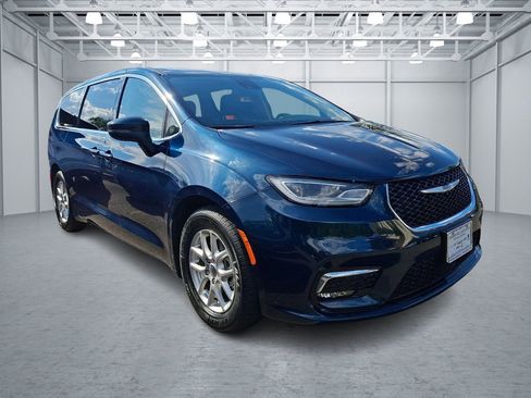 Used 2023 Chrysler Pacifica Touring-L FWD image 3