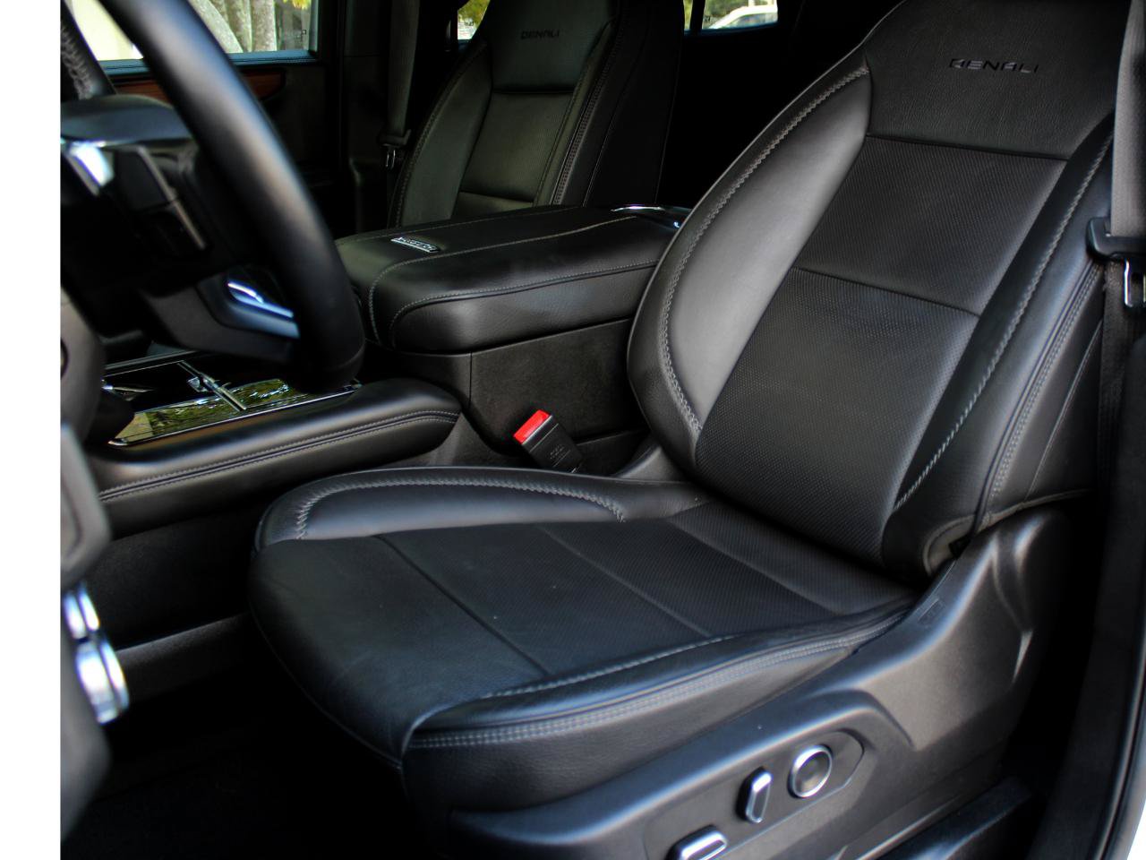 Used 2025 GMC Yukon Denali RWD image 14