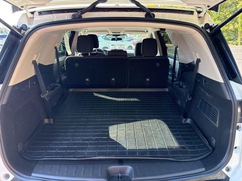 Used 2024 Nissan Pathfinder S image 16