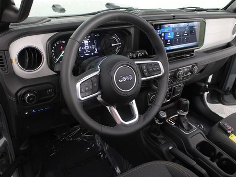 Used 2025 Jeep Wrangler Unlimited Sahara w/ Safety Group AWD/4WD image 8