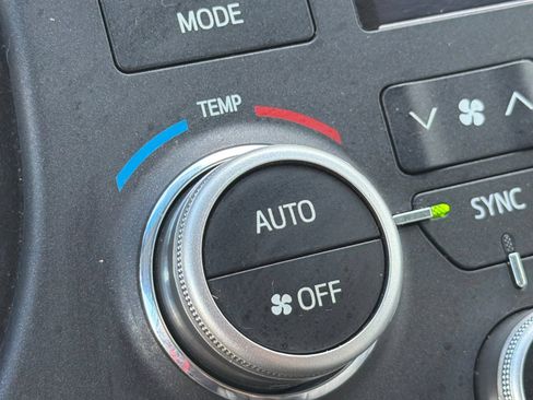 Used 2016 Toyota Sienna XLE w/ XLE Navigation Package FWD image 28