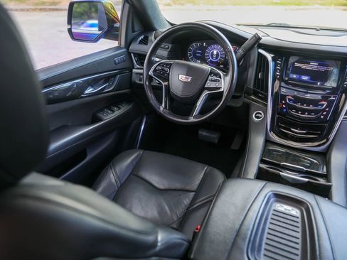 Used 2018 Cadillac Escalade ESV Platinum image 28