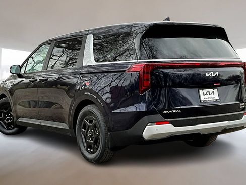 New 2026 Kia Carnival FWD image 3