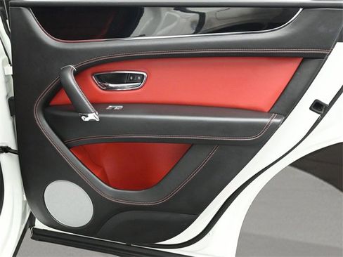Used 2018 Bentley Bentayga image 18