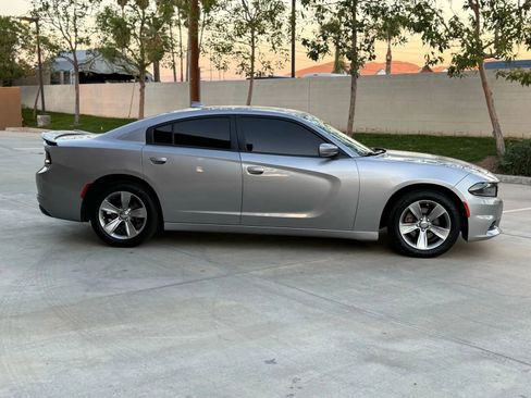 Used 2017 Dodge Charger SXT image 4