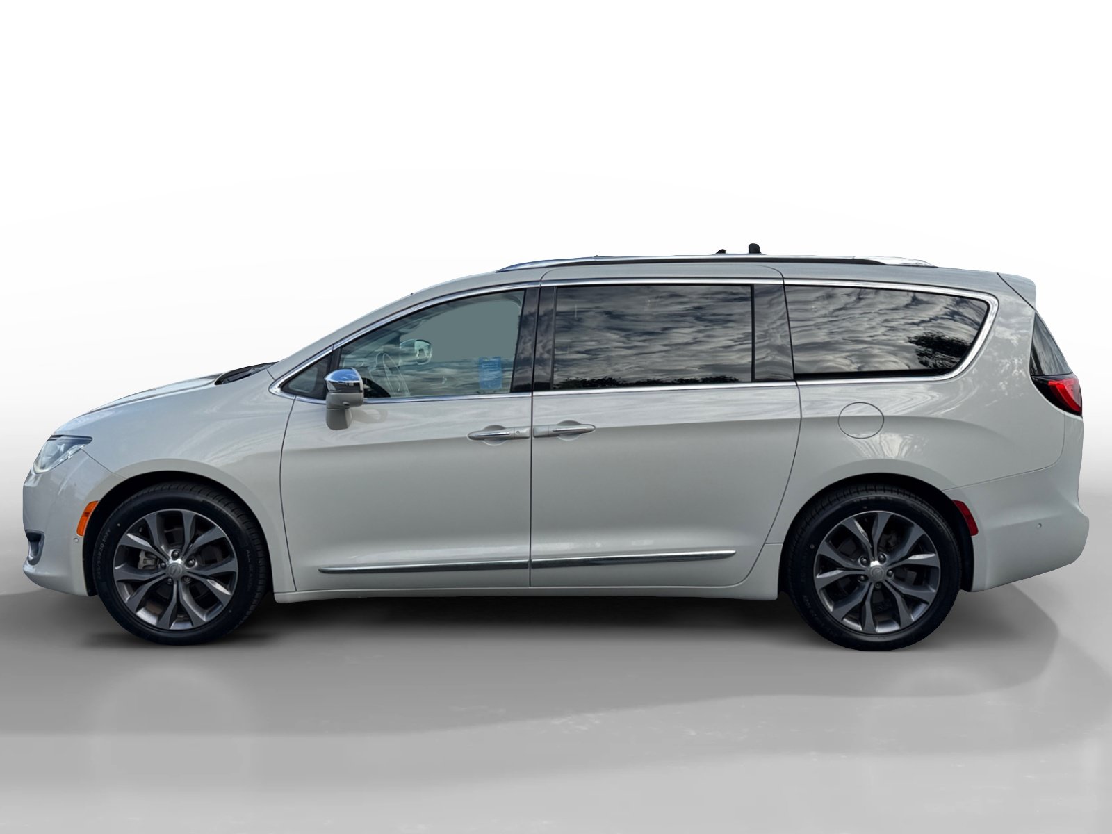 Used 2017 Chrysler Pacifica Limited FWD image 2