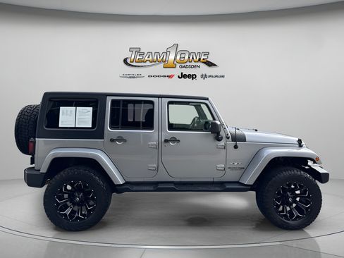 Used 2018 Jeep Wrangler Unlimited Sahara w/ Connectivity Group AWD/4WD image 9
