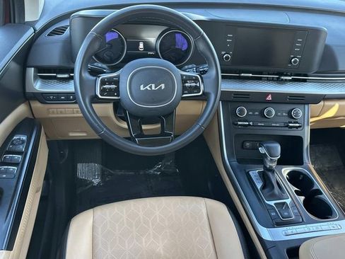 Used 2024 Kia Carnival LX FWD image 17