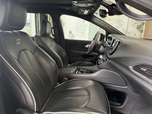 Used 2025 Chrysler Pacifica Limited image 41