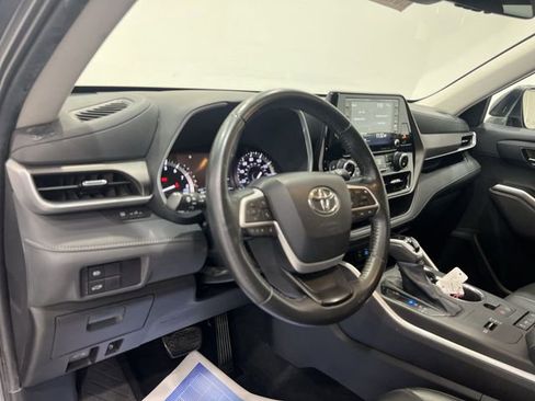 Used 2022 Toyota Highlander XLE image 9