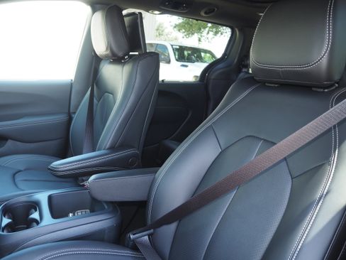 New 2025 Chrysler Pacifica Select w/ Uconnect Theater Family Group image 15