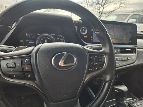 Used 2022 Lexus ES 300h w/ Luxury Package image 18