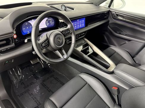 Certified 2025 Porsche Macan Turbo Electric AWD/4WD image 4