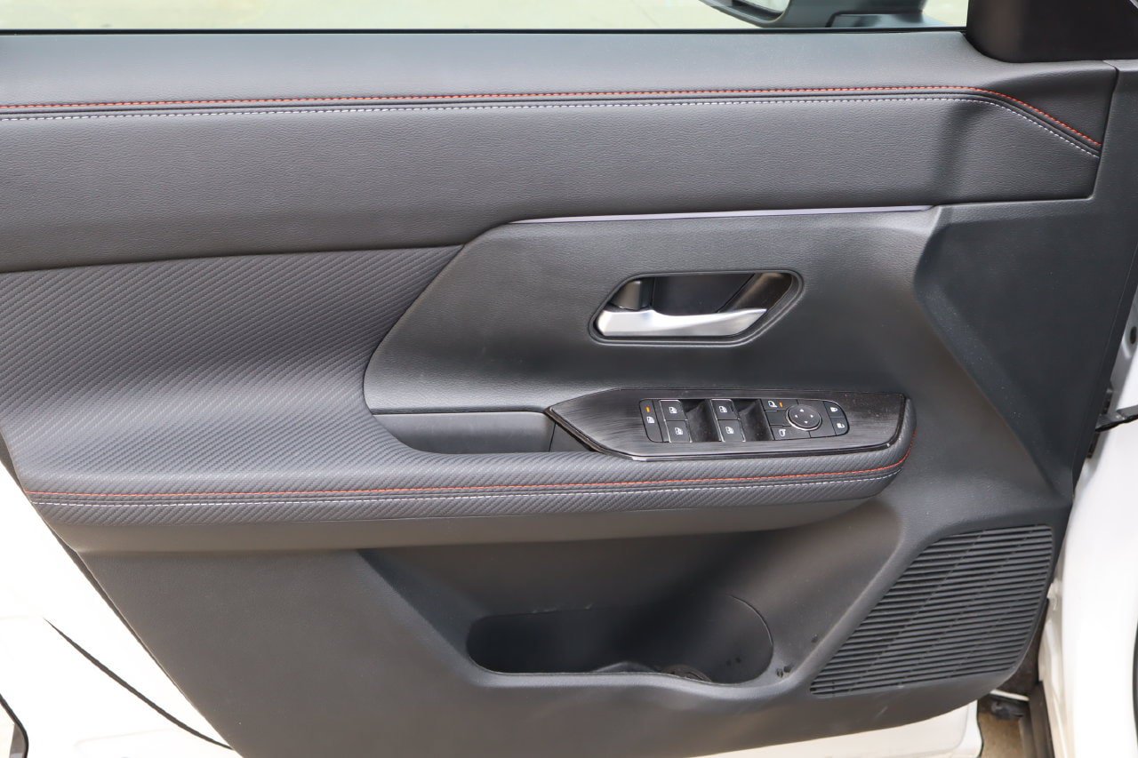 Used 2025 Nissan Kicks SR AWD/4WD image 19