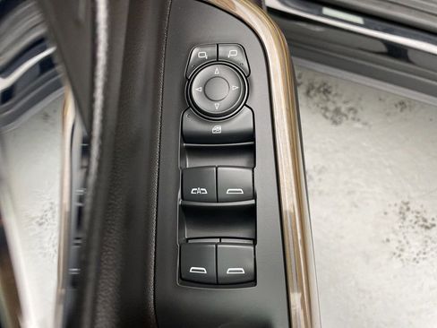 Certified 2023 GMC Acadia SLE w/ Driver Convenience Package image 21