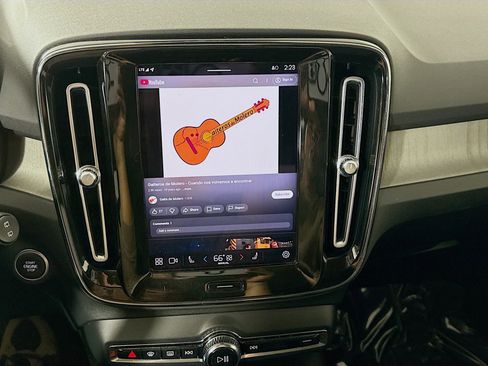 Used 2023 Volvo XC40 B5 Plus image 18