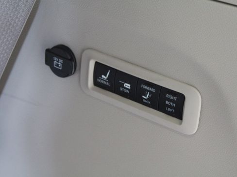 Used 2017 Chrysler Pacifica Limited w/ UConnect Theater Package image 33