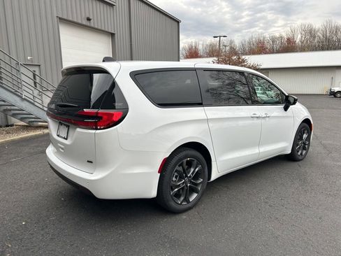 New 2026 Chrysler Pacifica Select AWD/4WD image 4