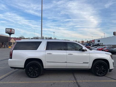 Used 2018 Cadillac Escalade ESV Premium Luxury image 9
