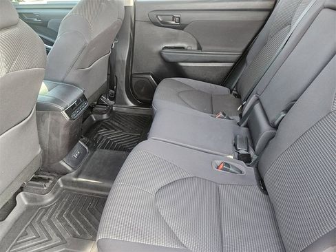 Used 2023 Toyota Highlander LE image 29