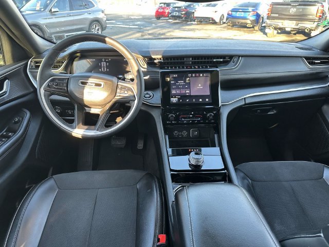 Used 2023 Jeep Grand Cherokee Altitude AWD/4WD image 9