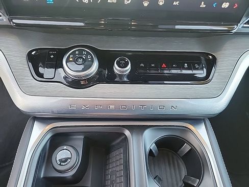 Used 2025 Ford Expedition Platinum AWD/4WD image 19
