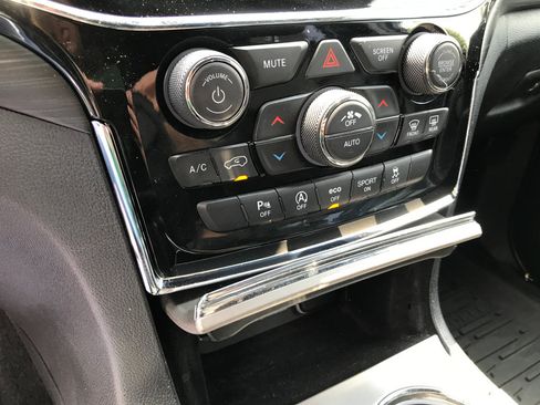 Used 2020 Jeep Grand Cherokee Laredo w/ Laredo X Package AWD/4WD image 22