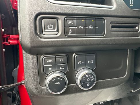 Used 2024 GMC Yukon XL SLT image 21