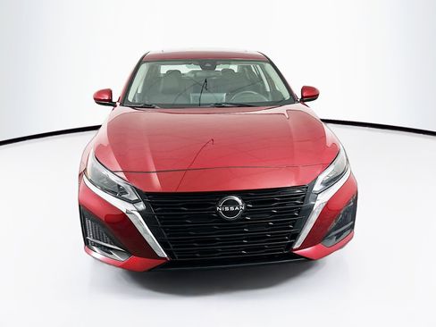 Used 2023 Nissan Altima 2.5 SV w/ SV Premium Package image 2