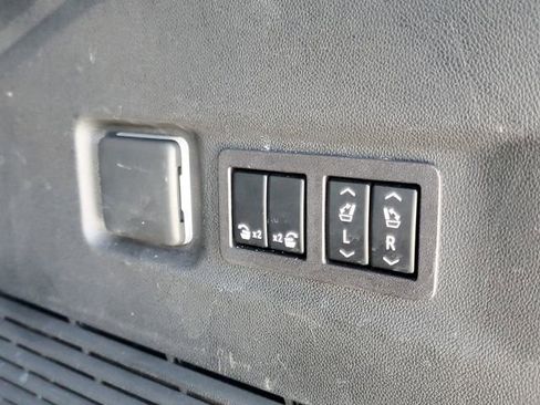 Used 2023 GMC Yukon XL Denali AWD/4WD image 11