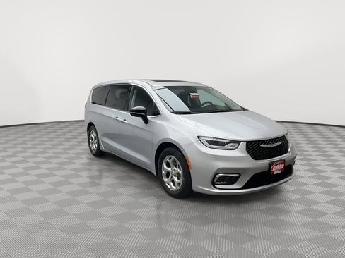 Used 2024 Chrysler Pacifica Limited FWD image 38