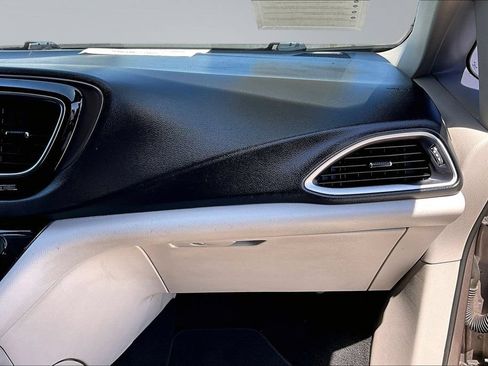 Used 2018 Chrysler Pacifica Touring Plus w/ Tire & Wheel Group FWD image 17