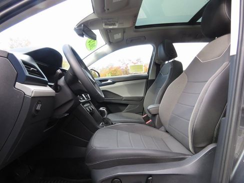 Used 2024 Volkswagen Taos SE w/ Panoramic Sunroof Package image 11