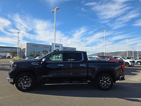 Used 2022 GMC Sierra 1500 SLT w/ SLT Convenience Package image 8