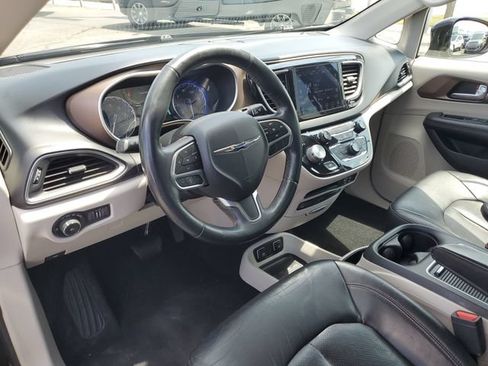 Used 2018 Chrysler Pacifica Touring-L Plus FWD image 10