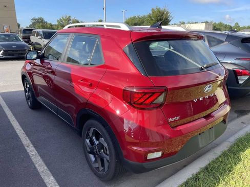 Used 2022 Hyundai Venue Limited FWD image 3