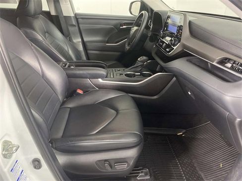 Used 2022 Toyota Highlander XLE image 11
