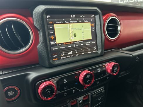 Used 2022 Jeep Wrangler Unlimited Rubicon w/ LED Lighting Group AWD/4WD image 19