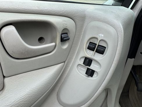 Used 2006 Dodge Grand Caravan SXT image 26