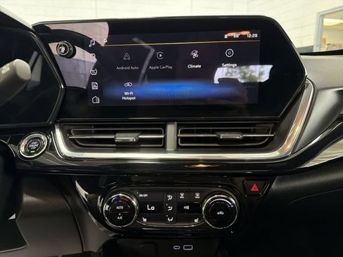 Used 2024 Chevrolet Trax RS w/ Sunroof Package FWD image 18