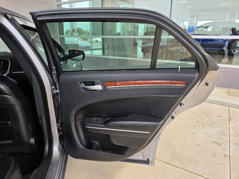 Used 2013 Chrysler 300 w/ Driver Convenience Group RWD image 14