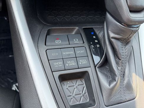 Used 2021 Toyota RAV4 XLE AWD/4WD image 32