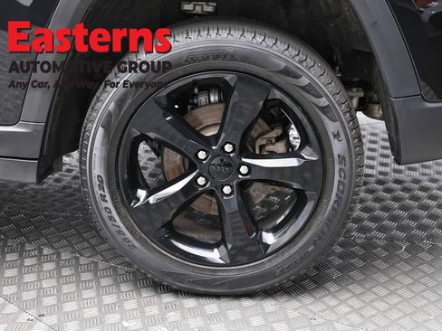 Used 2023 Jeep Grand Cherokee Limited w/ Black Appearance Package AWD/4WD image 8