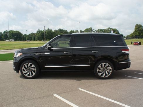 Used 2022 Lincoln Navigator Reserve AWD/4WD image 14