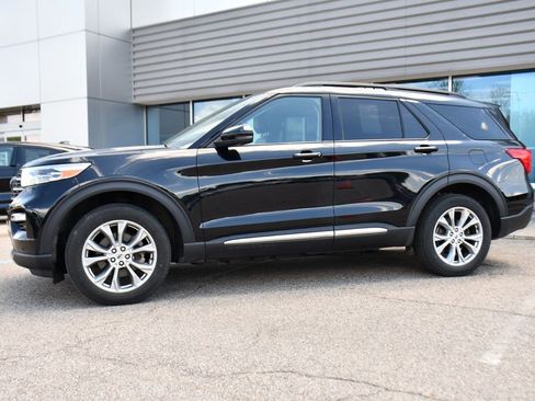 Used 2023 Ford Explorer XLT w/ Equipment Group 202A AWD/4WD image 2