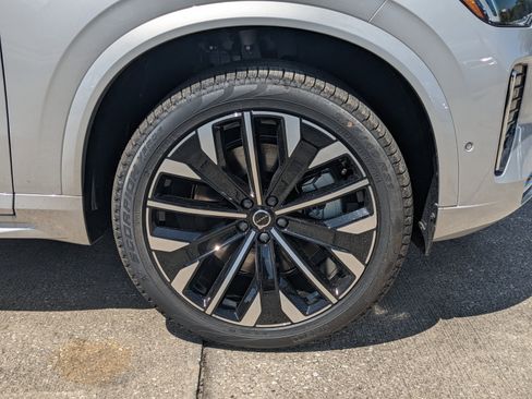 New 2025 Volvo XC90 T8 Plus w/ Protection Package Premier image 11