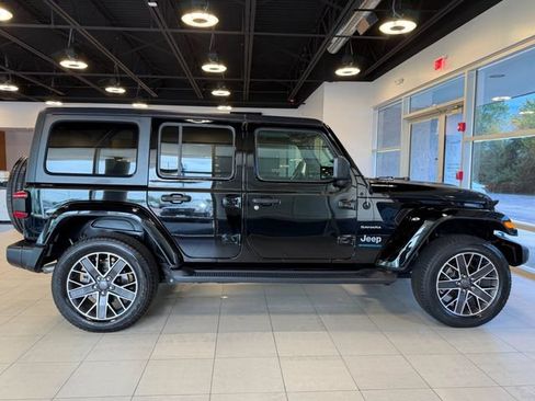 Used 2023 Jeep Wrangler Unlimited Sahara AWD/4WD image 16