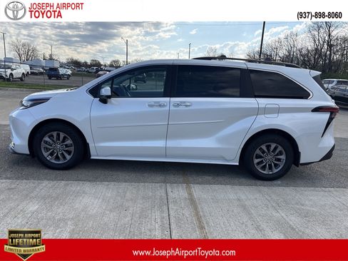 Used 2022 Toyota Sienna XLE image 1