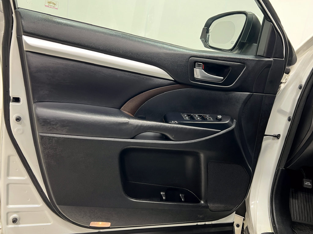 Used 2018 Toyota Highlander XLE AWD/4WD image 15